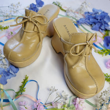 Load image into Gallery viewer, Bow-tiful Clogs - UK4