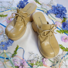 Load image into Gallery viewer, Bow-tiful Clogs - UK4