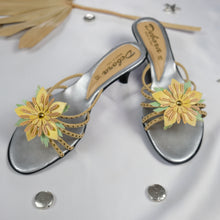 Load image into Gallery viewer, Flower Kitten Heels - UK5
